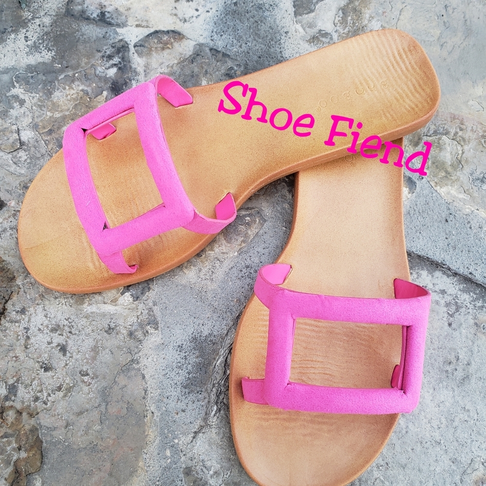 Flat sandal with square cutout detail